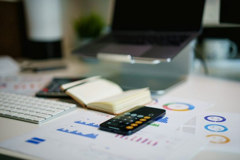 Mesa con documentación y cálculos. Fotografía ilustrativa de planificación.