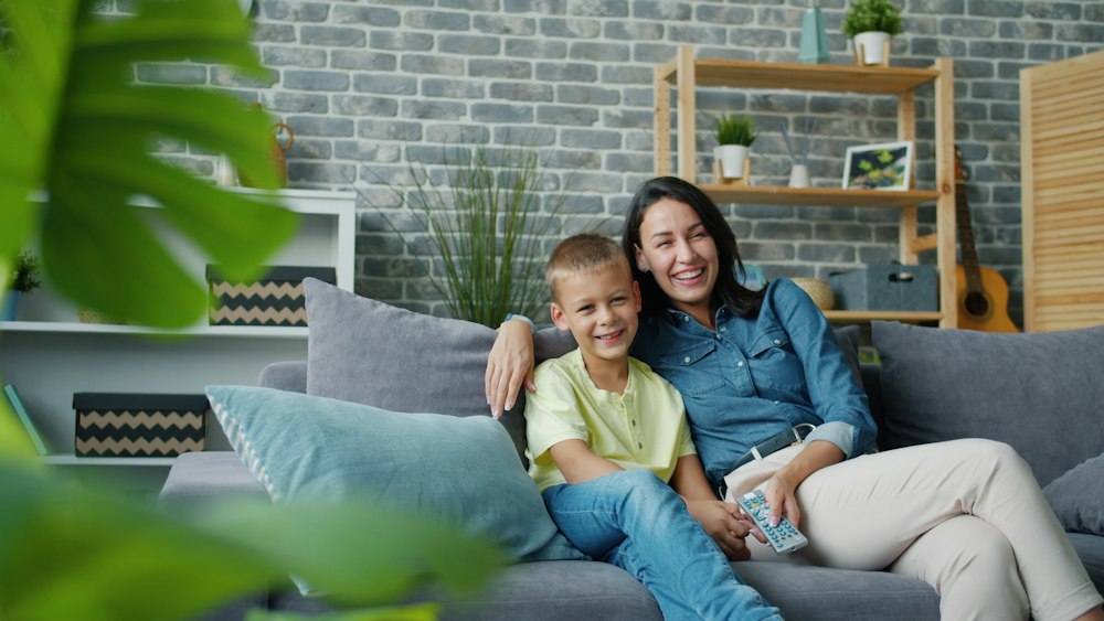 Una madre y su hijo comparten tiempo en casa. Fotografía ilustrativa.